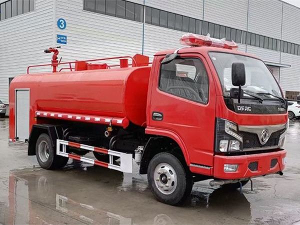 多利卡8吨消防洒水车
